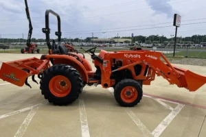 33 HP 4WD Tractor with Box Blade